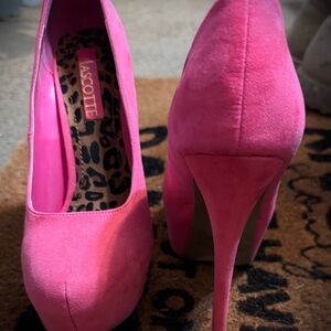 Ascoté Vibrant Pink Suede Heels